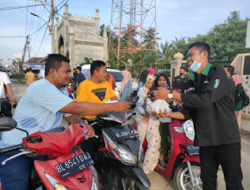 Keluarga Besar HMI Cabang Aceh Timur membagikan takjil Gratis ke pengguna jalan