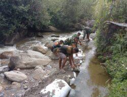 Bersama Masyarakat dan Para Santri, Satgas Yonif RK 751/VJS Perbaiki Irigasi Yang Rusak Akibat Banjir