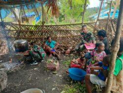 Menjalin Keharmonisan Dengan Masyarakat, Satgas Pamtas Yonif 126/KC Melaksanakan Komsos Sambil Masak Bersama