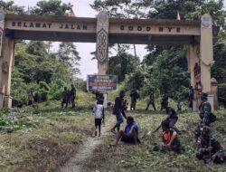 Bersama Warga, Satgas Yonif 126/KC Bersihkan Gerbang Perbatasan RI-PNG