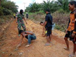 Gotong Royong Perbaiki Jalan Berlobang Anggota Satgas Yonif 144/JY Bersama Warga di Perbatasan