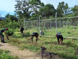 Bersama Warga, Satgas Yonif 126/KC Bersihkan PLTS