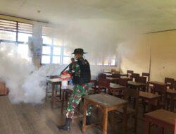 Cegah Penyakit Malaria, Satgas Yonif 126/KC Fogging SMP Negeri 1 Ubrub