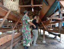 Terus Berikan Motivasi ketahanan pangan Nasional Babinsa Darul Aman Sambangi Peternak Kambing 