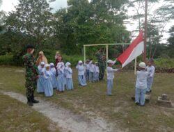 Tanamkan Disiplin Sejak Dini, Satgas Pamtas Yonif Mekanis 643/Wns Ajarkan Upacara Bendera Anak TK Perbatasan