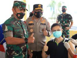 Potret Hangat Pangdam I/BB Bersama Kapoldasu Hibur Lansia dan Anak Jalani Vaksinasi Serentak