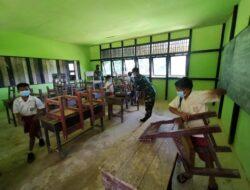 Satgas Pamtas Yonif Mekanis 643/Wns Ajak Para Siswa Bersihkan Lingkungan Sekolah di Perbatasan