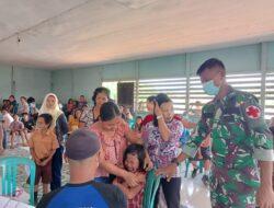 Anggota Satgas Yonif 144/JY Gelar Vaksinasi Anak SDN 08 Bersama Nakes Puskesmas di Perbatasan