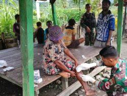 Bantu Atasi Keluhan Warga Perbatasan Papua, Satgas Yonif 126/KC Keliling Kampung Berikan Pengobatan Gratis