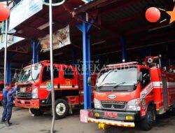 Damkar Kota Bekasi Evakuasi Ular Sanca 3,5 Meter 