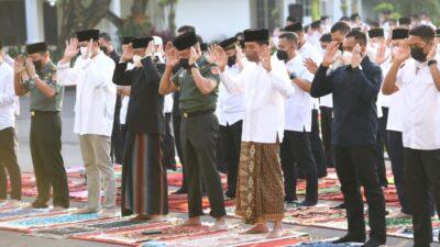 Presiden Jokowi dan Ibu Iriana Salat Idulfitri di Halaman Istana Yogyakarta