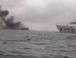 KN Pulau Dana-323 Bakamla RI Padamkan Kapal Terbakar di Perairan Karimun