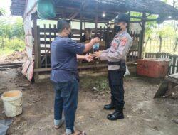 Personel Polsek Samudera Bersama Pemilik Ternak Semprotan Cairan Eco Enzyme