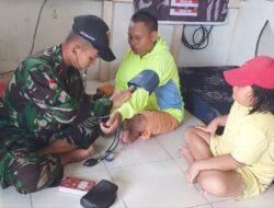 Personel Satgas Pamtas Ri-Malaysia Yonarmed 19/105 Trk Bogani Bantu Obati Masyarakat Di Perbatasan