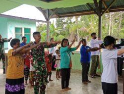 Peduli Akan Kesehatan, Personel Satgas Yonif 126/KC Ajak Warga Senam Bersama dan Berikan Pengobatan Gratis