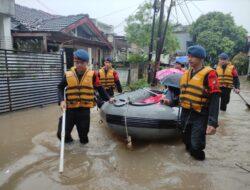 Tim SAR Brimob Evakuasi Penderita Kanker dan Ibu Hamil Ditengah Banjir Duren Villa Ciledug