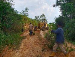 Untuk Kelancaran Akses Masyarakat, Pemdes Lhok Leumak Realisasi Program Pembersihan Jalan Usaha Tani