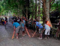 Wujudkan Lingkungan Bersih, Satgas Pamtas Yonif Raider 142/KJ Gelar Kerja Bakti Bersama Warga