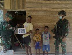 Kemanunggalan TNI-Rakyat, Satgas Yonif 126/KC Berikan Paket Sembako
