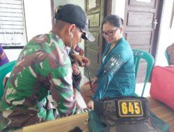 Atasi Kesulitan Rakyat di Wilayah Perbatasan, Prajurit Satgas Pamtas Yonif 645/Gty Menggelar aksi Pengobatan Keliling Gratis