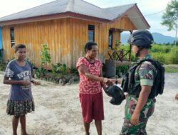 Ringankan Beban Perekonomian Warga, Satgas Pamtas Yonif Raider 142/KJ Bagikan Beras dan Mie Instan