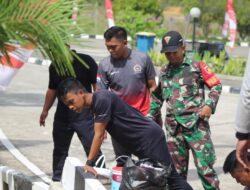 Jelang Perayaan HUT RI Ke 77, Satgas Pamtas RI-Malaysia Yonarmed 19/105 Trk Bogani Laksanakan Pembersihan di PLBN