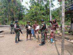 Semangat Dalam Sambut HUT RI Ke-77, Satgas Yonif 126/KC Bagikan Baju Merah Putih