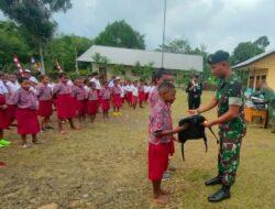 Ditunggu Akhirnya Datang !! Dansatgas Pamtas Yonif Raider 142/KJ Membawa Kebahagiaan Bagi Anak-Anak di Papua