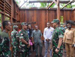 Dandim 1710/Mimika Dampingi Kunjungan Kerja Pangdam XVII/Cenderawasih Saat Meninjau Langsung Pelaksanaan TMMD Reg Ke-114