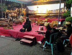 Joko Dolog Solidarity Menghayu Bahagyo Handerbeni Bersama Prahu Kanjeng di Pagelaran Wayang Kulit