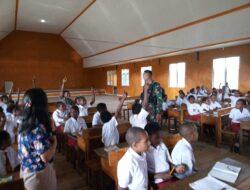 Satgas Pamtas Yonif Raider 142/KJ Perkuat Wawasan Kebangsaan Siswa Sekolah di Kabupaten Tolikara