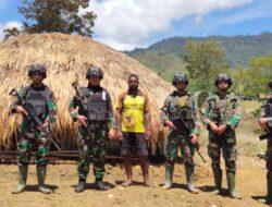 Wujud Cinta Kepada Warga Pedalaman Papua, Satgas Yonif Raider 321/GT/13/1 Kostrad Gotong Royong Dalam Pembangunan Rumah Adat Honai Papua
