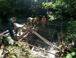 Satgas Yonarmed 1 Kostrad Bantu Masyarakat Bangun Bak Penampungan Air di Negeri Tuhaha