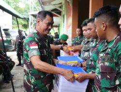 Kunker Pangdam XII/Tpr dan Beri Penghargaan Kepada Prajurit Satgas Pamtas Yonif 645/Gty yang Berprestasi