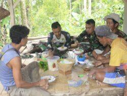 Jalin Kebersamaan, Satgas TMMD Makan Siang Bersama Warga