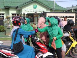 Panen Raya Tanaman Perkantoran, Ketua Persit KCK Cab. XXI Dim 0104 Sedekahkan Hasil Panen ke Warga