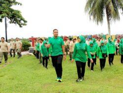 Prajurit dan Persit Kodim 1012/Buntok, Serbu Petugas Kebersihan Iring Witu