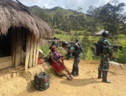 Satgas Yonif Mekanis 203/AK Keliling Kampung Berikan Layanan Kesehatan