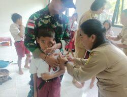 Prajurit Kesehatan Satgas Pamtas Yonif 645/Gty Bantu Puskesmas Pembantu Layani Imunisasi Anak Sekolah Perbatasan