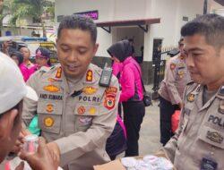 Polres Bantaeng Bagikan 585 Nasi Siap Saji untuk Masyarakat Bantaeng