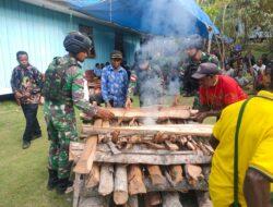 Kepedulian kepada Masyarkat, Satgas Yonif Raider 142/KJ Bantu Prosesi Bakar Mayat
