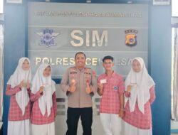 Kapolres Aceh Besar Apresiasi Siswa Berprestasi dikuta Cot Glie dengan Pemberian SIM Gratis