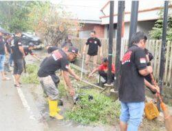 Peduli Lingkungan Laskar Borneo Bersihkan Saluran Drainase