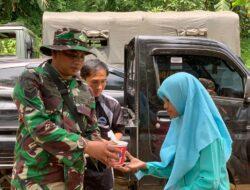 Bantu Warga Yonif Raider 300/Bjw Masak Langsung di Posko Pengungsian Terisolir