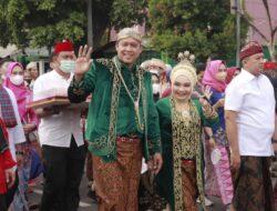 Pawai Hajatan OBK Usai Istbat Nikah 187 Pasangan Warnai CFD Berlangsung Secara Meriah