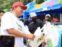 Tri Adhianto Berkeliling Bazar Hutan Kota Bekasi Serta Memberikan Apresiasi UMKM