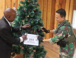 Satgas Yonif Mekanis 203/AK Berikan Pohon Natal Untuk Gereja Baptis Manggalome