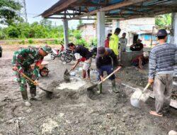 Peduli dengan Sarana Tempat Ibadah, Babinsa Koramil 1710-07/Mapurujaya Bersama Warga Kerja Bakti Bangun Masjid