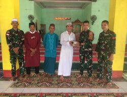 Peduli Keagamaan di Perbatasan, Satgas Pamtas Yonif 645/GTY Berikan Buku Yasin kepada Masjid Wahidatul Ummah