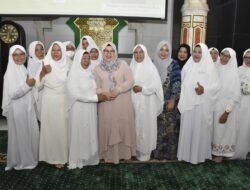 Hadiri Wisuda Pesantren Subuh, Ketua Persit KCK PD V/Brawijaya Didoakan Santri Emak-Emak